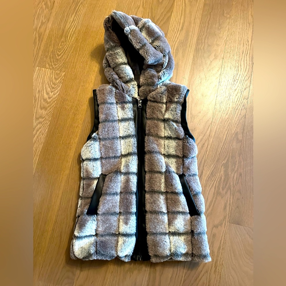 American Widgeon girls vest size 8. Faux fur.